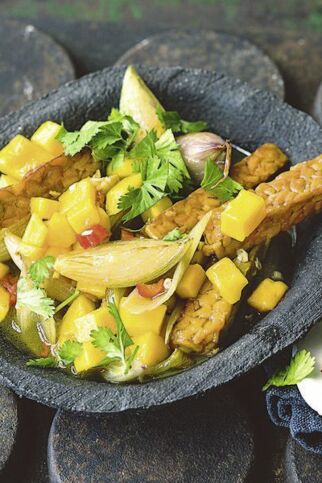 Tempeh mit Schalotten und Mango Tempeh mit Schalotten und Mango
