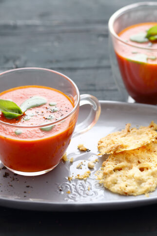 Tomatensuppe mit Parmesan-Chips Tomatensuppe mit Parmesan-Chips