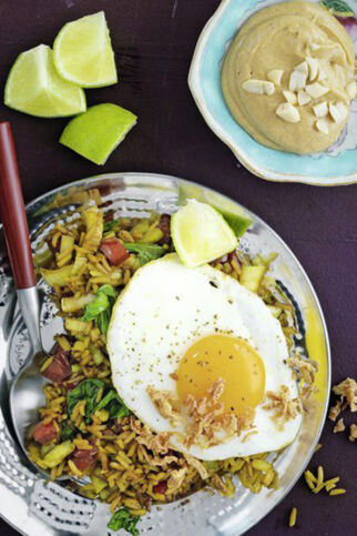 Nasi Goreng mit Ei und Erdnusssauce Nasi Goreng mit Ei und Erdnusssauce