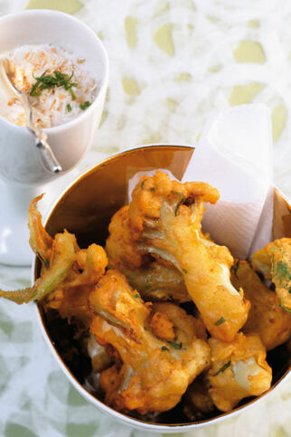 Blumenkohl-Pakoras mit Kokos-Raïta Blumenkohl-Pakoras mit Kokos-Raïta