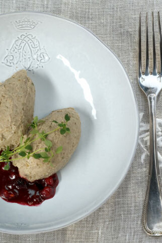 Rehmousse mit Johannisbeersauce Rehmousse mit Johannisbeersauce