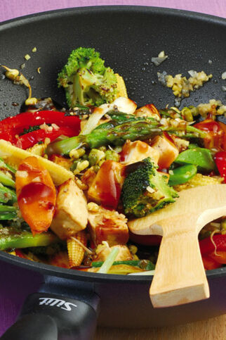 Gemischtes Wok-Gemüse mit mariniertem Tofu Gemischtes Wok-Gemüse mit mariniertem Tofu