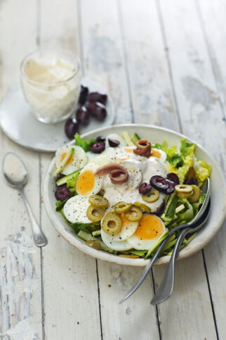 Mediterraner Eiersalat mit Zucchini und Sardellencreme-Dressing Mediterraner Eiersalat mit Zucchini und Sardellencreme-Dressing