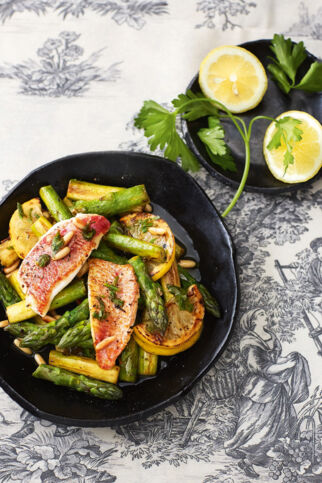 Spargel-Zitronen-Salat mit Fisch und Brühe-Petersilien-Dressing Spargel-Zitronen-Salat mit Fisch und Brühe-Petersilien-Dressing