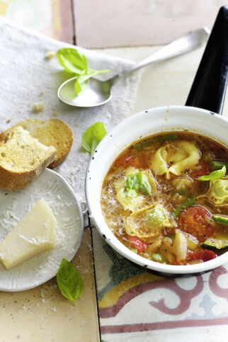 Sommerliche Minestrone mit Tortelloni Sommerliche Minestrone mit Tortelloni