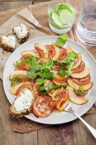 Nektarinen-Tomaten-Carpaccio mit Käsebrot Nektarinen-Tomaten-Carpaccio mit Käsebrot