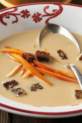 Mostsuppe mit Schwarzbrot-Zimtcroûtons Mostsuppe mit Schwarzbrot-Zimtcroûtons
