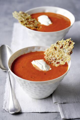 Tomaten-Paprika-Suppe mit Parmesanchips Tomaten-Paprika-Suppe mit Parmesanchips