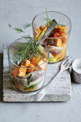 Matjes-Papaya-Verrine mit Chili und Frühlingszwiebeln Matjes-Papaya-Verrine mit Chili und Frühlingszwiebeln