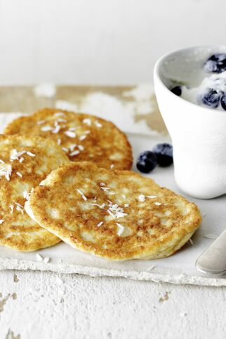 Kokos-Pancakes mit Heidelbeerjoghurt Kokos-Pancakes mit Heidelbeerjoghurt