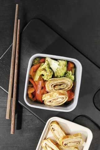 Japanische Omeletterollen mit Gemüse Japanische Omeletterollen mit Gemüse