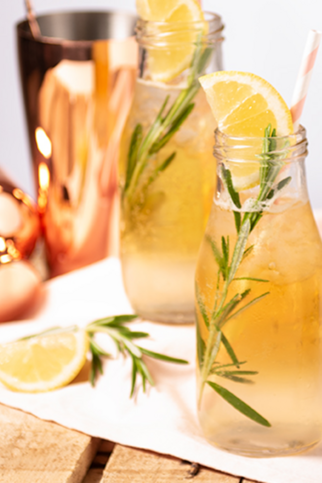 Bier mit Gin in Flasche mit Strohhalm bier-gin-cocktail