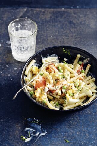 Ei-Nudelsalat mit Erbsen und Lachs Ei-Nudelsalat mit Erbsen und Lachs