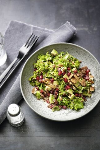 Grünkohlsalat mit Quinoa und Granatapfel Grünkohlsalat mit Quinoa und Granatapfel