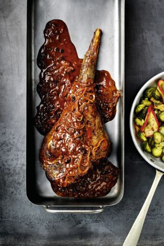 Zwiebelrehbraten mit Wacholder-Gin-Sauce und Rosenkohl-Apfel-Pfanne Zwiebelrehbraten mit Wacholder-Gin-Sauce und Rosenkohl-Apfel-Pfanne