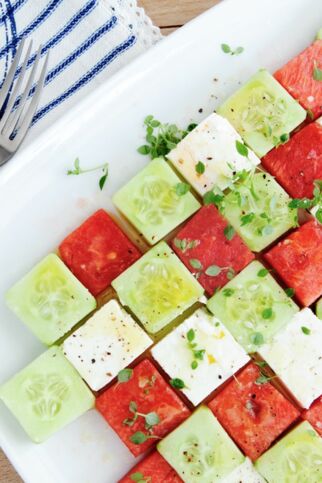 Wassermelonen-Feta-Salat in Würfeln angerichtet Wassermelonen-Feta-Salat