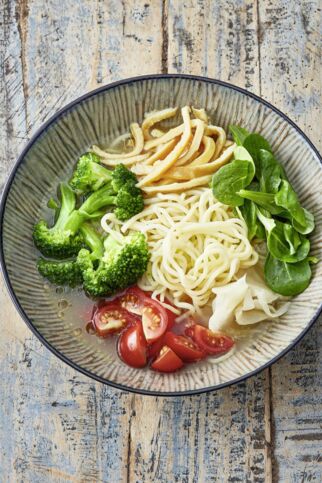 Sommerramen mit Feldsalat und Omelettstreifen Sommerramen mit Feldsalat und Omelettstreifen