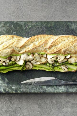 Veganes Baguette mit Pilzen, Spargel und Bohnen Veganes Baguette mit Pilzen, Spargel und Bohnen