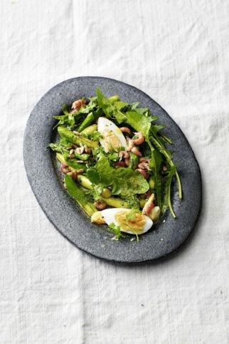 Löwenzahnsalat mit Spargel und Krabben Löwenzahnsalat mit Spargel und Krabben