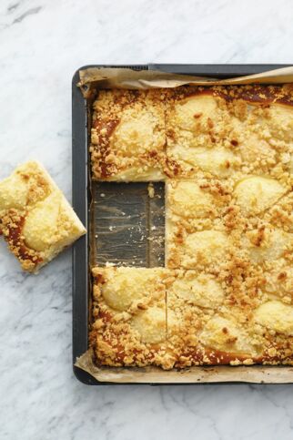 Birnenkuchen mit Pinienkernstreuseln Birnenkuchen mit Pinienkernstreuseln