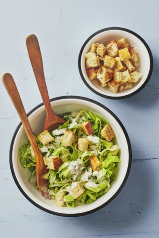 Römersalat mit Blue-Cheese-Dressing Römersalat mit Blue-Cheese-Dressing