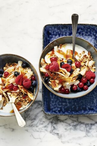 Beerenjoghurt mit Mehrkornflocken Beerenjoghurt mit Mehrkornflocken