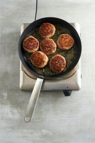Frikadellen braten in einer Pfannen. Frikadellen