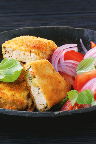 Panierter Gemüsetofu mit Tomatensalat Panierter Gemüsetofu mit Tomatensalat