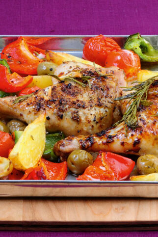 Hähnchenkeulen vom Blech mit Sommergemüse Hähnchenkeulen vom Blech mit Sommergemüse