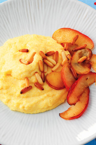 Gebratene Apfelschnitze mit Honig-Polenta Gebratene Apfelschnitze mit Honig-Polenta