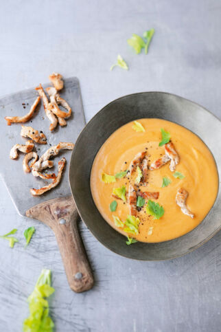 Süßkartoffel-Erdnuss-Suppe mit Currypute Süßkartoffel-Erdnuss-Suppe mit Currypute