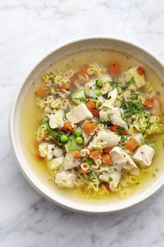 Omas Hühnersuppe mit Nudeln Omas Hühnersuppe mit Nudeln