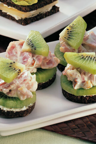 Kiwi-Canapés mit Walnusscreme Kiwi-Canapés mit Walnusscreme