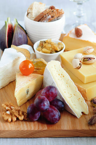 Käseplatte mit Früchten, Nüssen und Apfelsenf Käseplatte mit Früchten, Nüssen und Apfelsenf