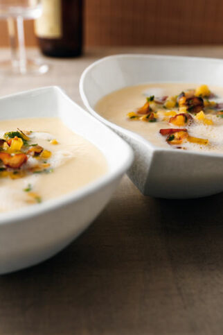 Selleriecreme mit Apfel und karamellisierten Haselnüssen Selleriecreme mit Apfel und karamellisierten Haselnüssen