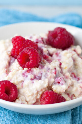 Warmer Hirsebrei mit Himbeeren Warmer Hirsebrei mit Himbeeren