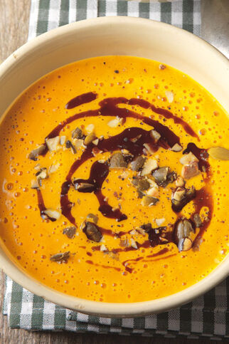 Kürbiscremesuppe mit steirischem Kernöl und gerösteten Kürbiskernen Kürbiscremesuppe mit steirischem Kernöl und gerösteten Kürbiskernen