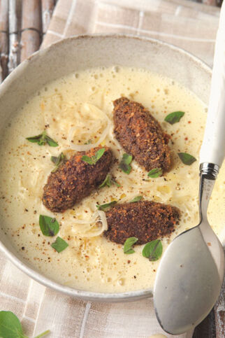 Erdäpfel-Sauerkraut-Suppe mit Blutwurstkrapfen Erdäpfel-Sauerkraut-Suppe mit Blutwurstkrapfen