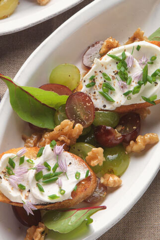 Trauben-Walnuss-Salat mit Ziegenkäse-Crostini Trauben-Walnuss-Salat mit Ziegenkäse-Crostini