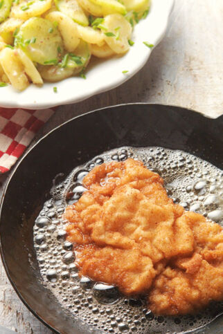 Wiener Schnitzel mit steirischem Erdäpfel-Gurken-Salat Wiener Schnitzel mit steirischem Erdäpfel-Gurken-Salat