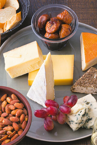 Käseplatte mit Portweinfeigen Käseplatte mit Portweinfeigen