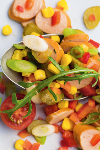 Würstelsalat mit Paprika und Mais Würstelsalat mit Paprika und Mais