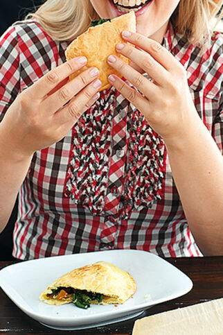 Polnische Piroggen mit Spinat-»Bratwurst«-Füllung Polnische Piroggen mit Spinat-»Bratwurst«-Füllung