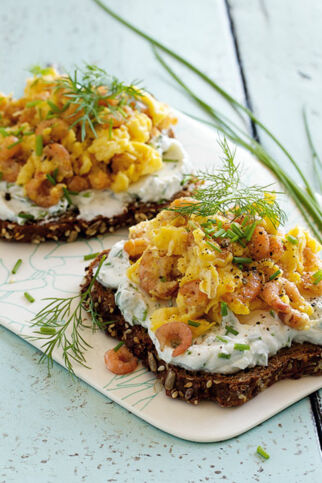 Abendbrot mit Krabben-Rührei Abendbrot mit Krabben-Rührei