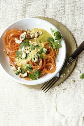 »Möhrennudeln« mit Linsen-Nuss-Sauce »Möhrennudeln« mit Linsen-Nuss-Sauce