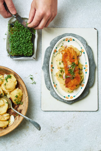 Ausgebackene panierte Fischfilets mit Kartoffelsalat Ausgebackene panierte Fischfilets mit Kartoffelsalat