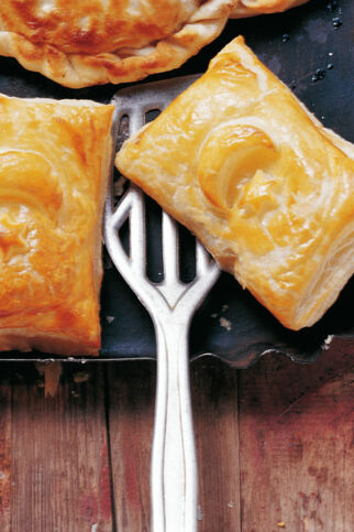 Blätterteigtaschen mit Hähnchen und Gemüse Blätterteigtaschen mit Hähnchen und Gemüse