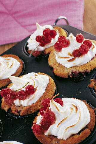 Johannisbeer-Muffins mit Baiserhaube Johannisbeer-Muffins mit Baiserhaube