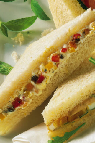 Tramezzini mit bunten Paprikawürfeln Tramezzini mit bunten Paprikawürfeln