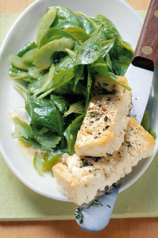 Spinatsalat mit gegrilltem Schafkäse Spinatsalat mit gegrilltem Schafkäse